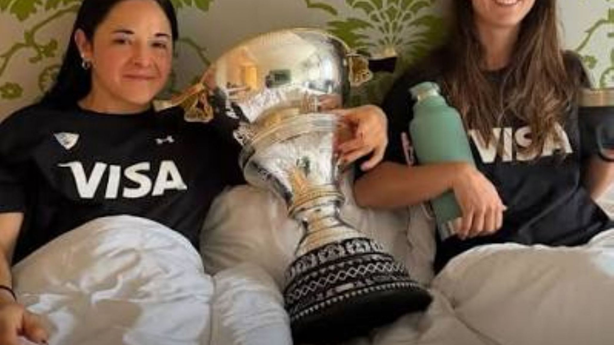Las capitanas de Las Leonas imitaron a Messi y celebraron el Mundial con mate y la copa