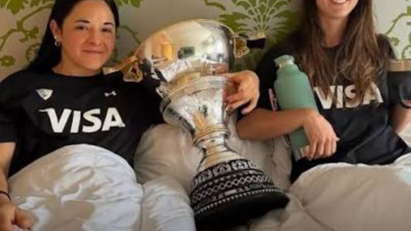 Las capitanas de Las Leonas imitaron a Messi y celebraron el Mundial con mate y la copa