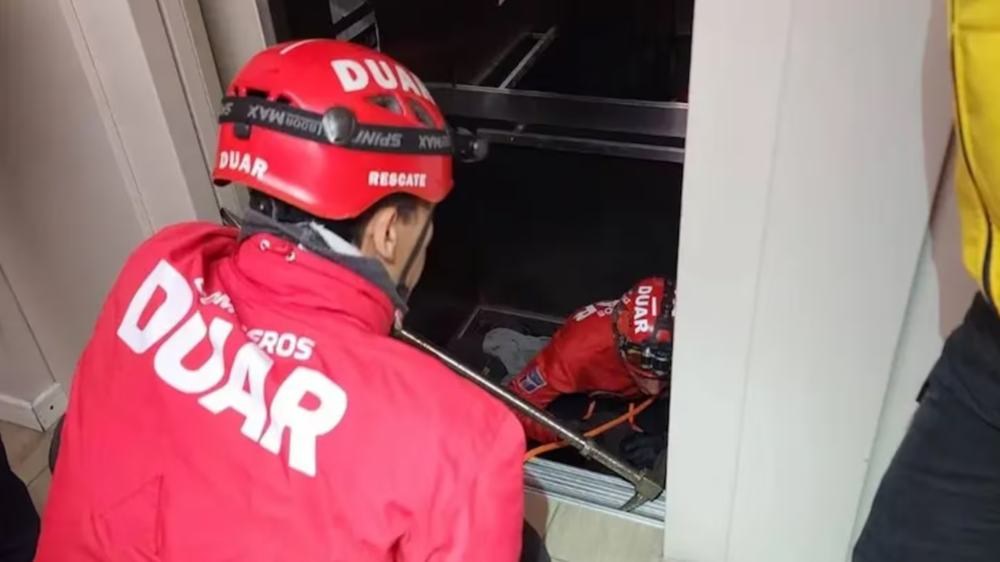 Tragedia en Córdoba: hallaron sin vida a un guardia atrapado en un ascensor