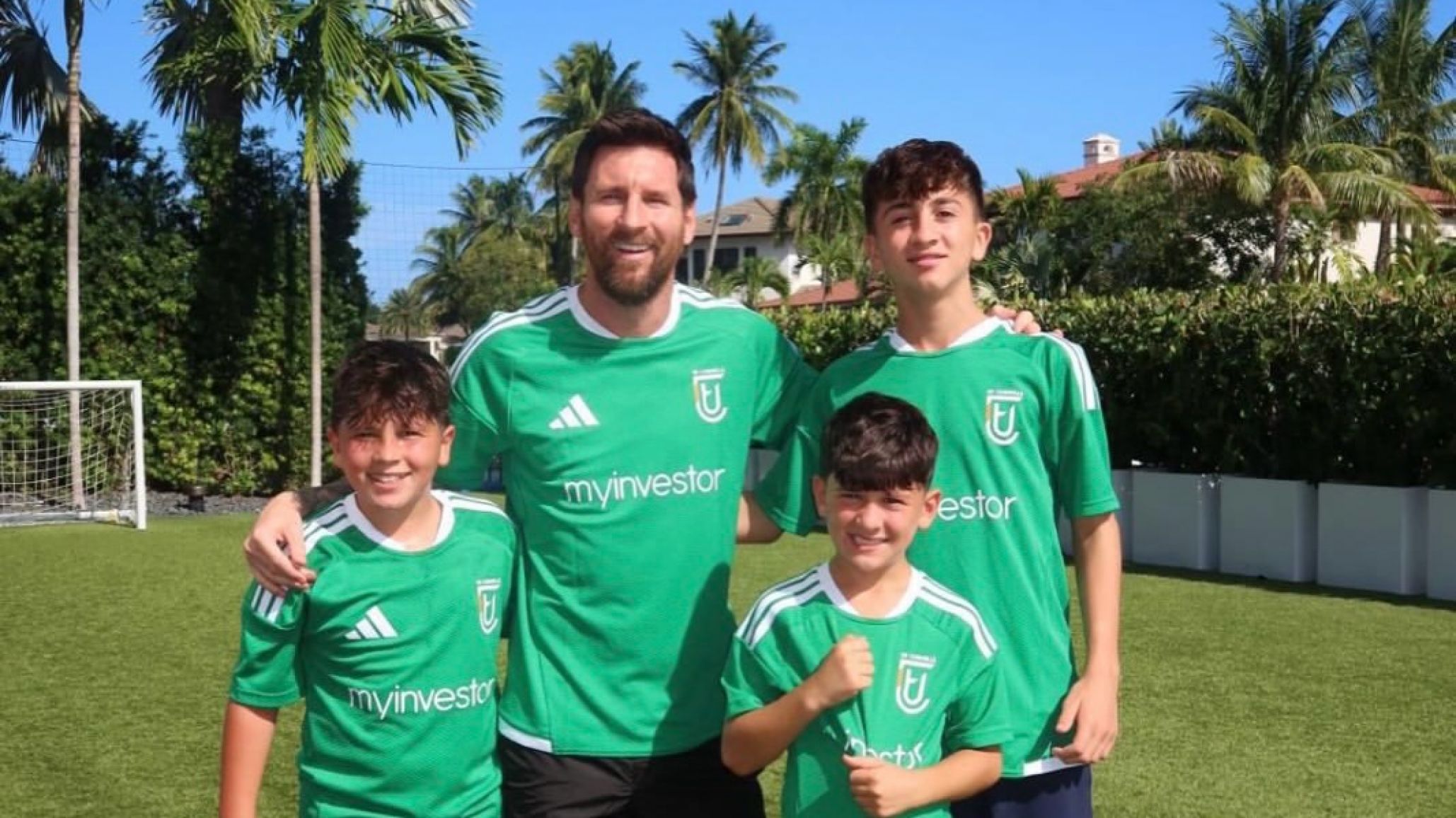 Lionel Messi posó junto a sus hijos con la camiseta del club que compró en España