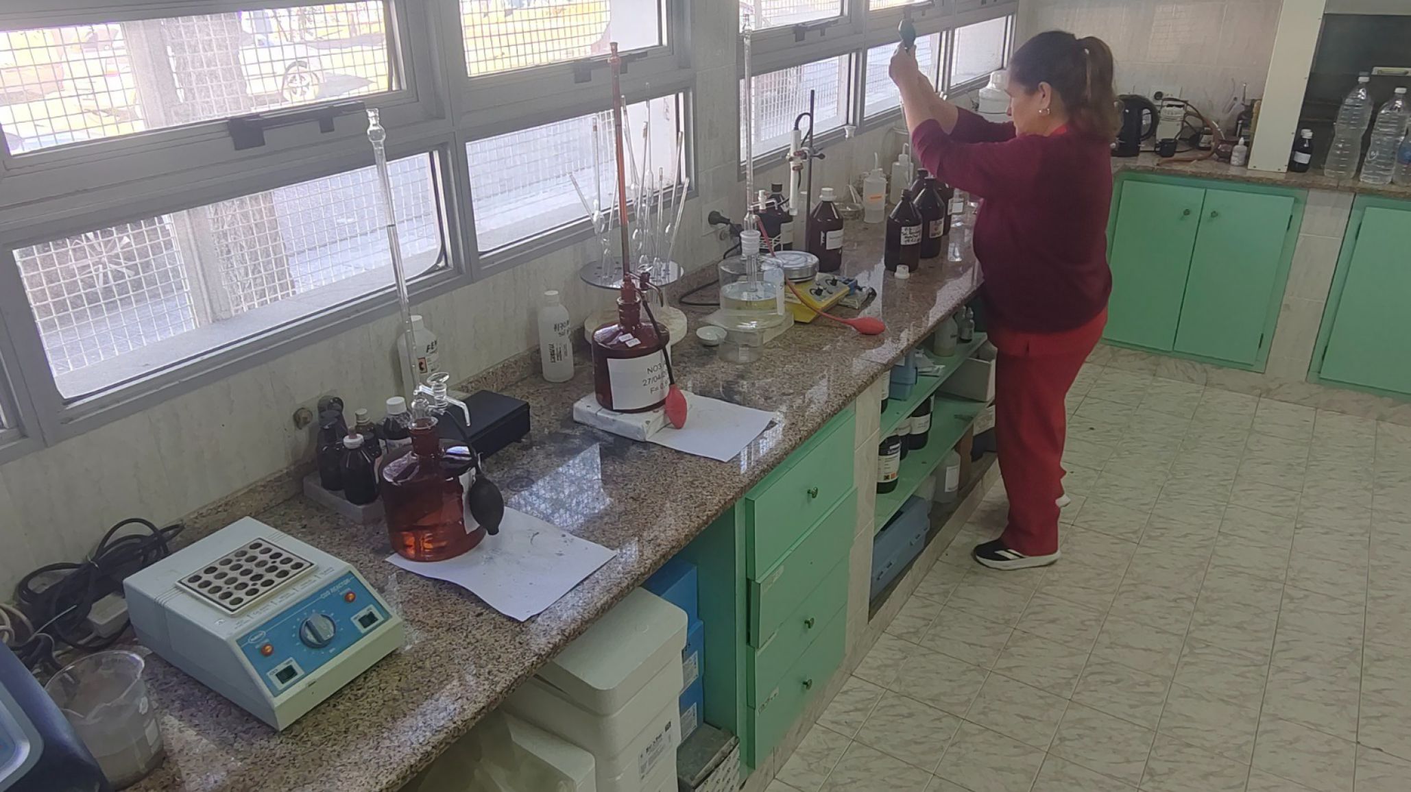 El Laboratorio Provincial de Salud Ambiental procesa más de 10 mil muestras al año y se posiciona como centro de referencia en la Patagonia Sur