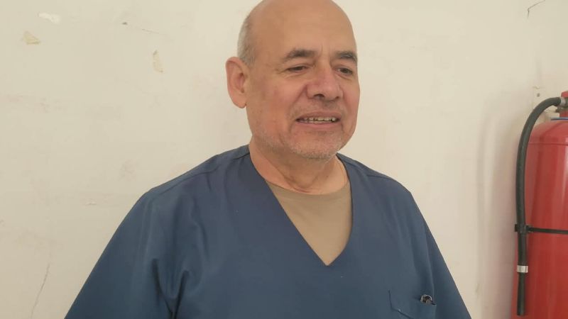 Tras 28 años de servicio, un histórico trabajador del Hospital Regional se despide: "Esta es mi casa"