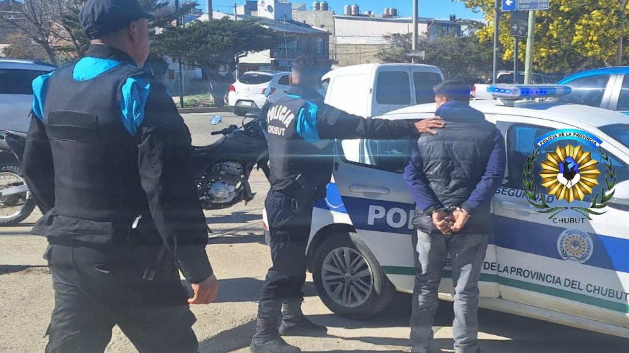Alarma en el Barrio Roca: sorprendieron a un ladrón en el patio de una propiedad y lograron retenerlo hasta la llegada policial