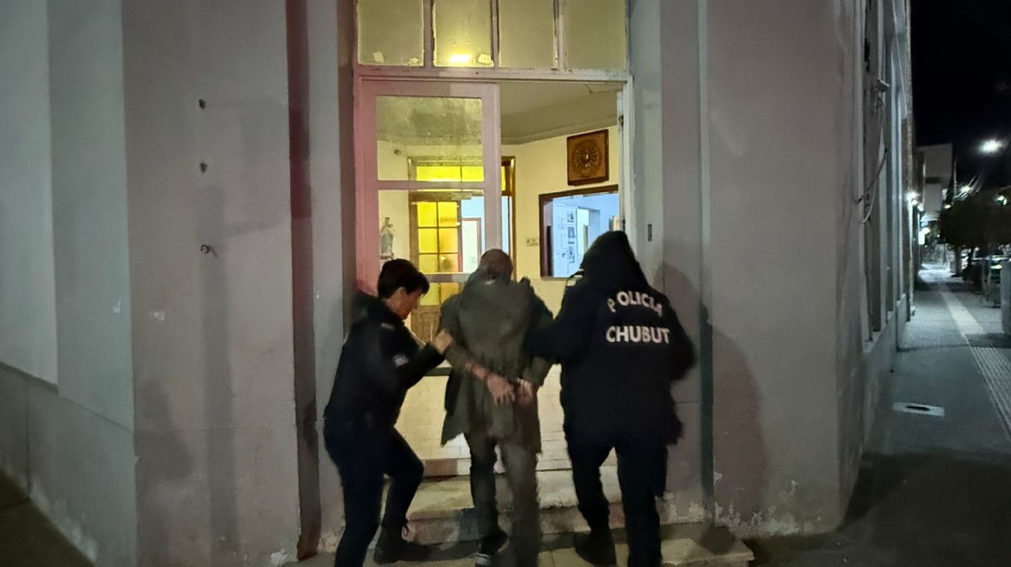Demoraron a un hombre que provocaba disturbios en un drugstore del centro de Comodoro