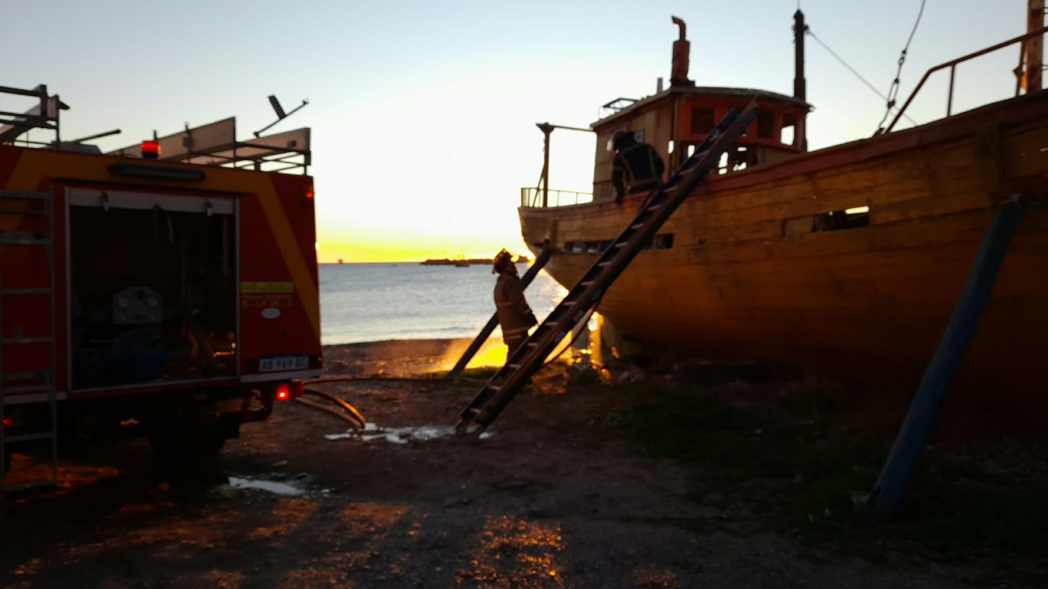 Se incendió parcialmente un barco pesquero abandonado en Caleta Córdova