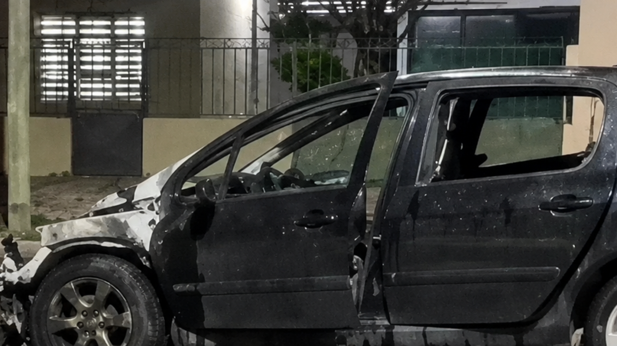 Susto en Trelew: se incendió un auto mientras circulaba