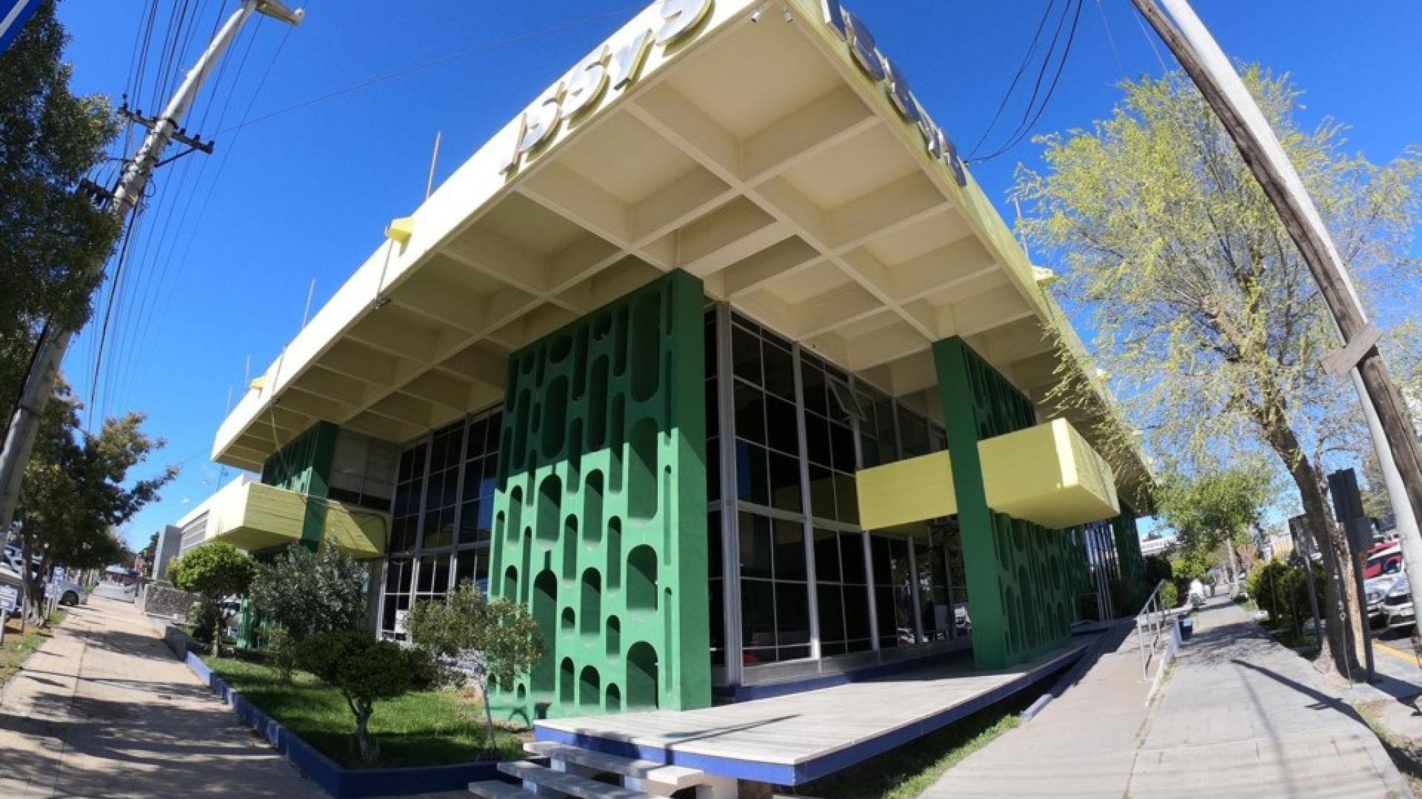 Jubilados reclaman que el ISSyS cambió de seguro y ahora le descuentan el doble