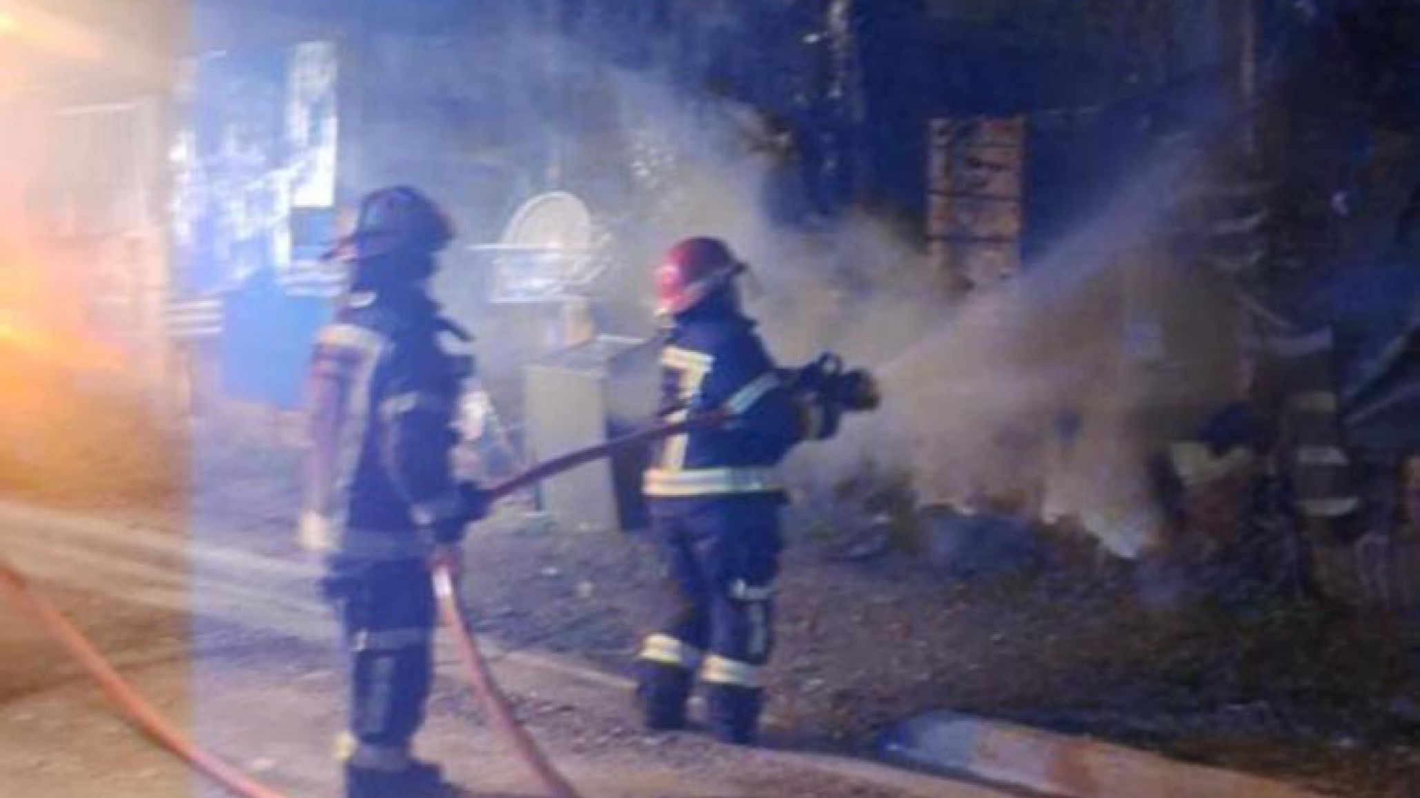 Madrugada de tensión en Máximo Abásolo: se incendió el cerco de una vivienda