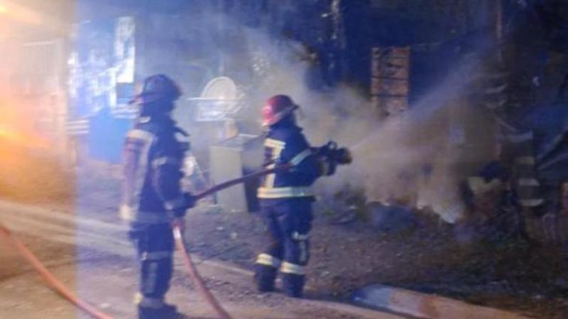 Madrugada de tensión en Máximo Abásolo: se incendió el cerco de una vivienda