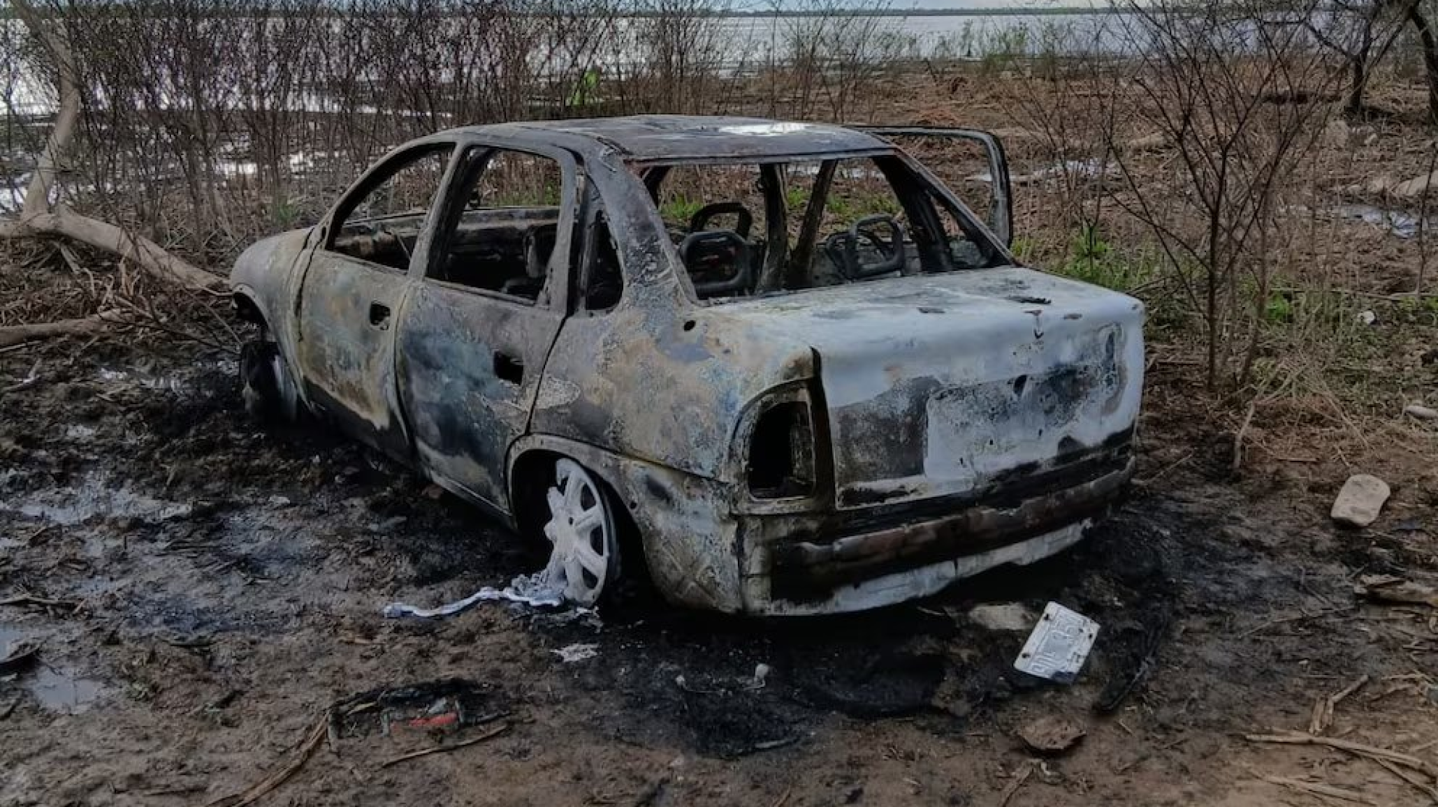 Investigan femicidio seguido de suicidio: un hombre se arrojó al río, volvió a la costa y se encerró en un auto en llamas