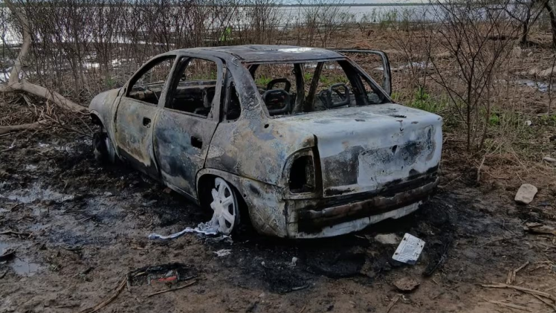 Investigan femicidio seguido de suicidio: un hombre se arrojó al río, volvió a la costa y se encerró en un auto en llamas