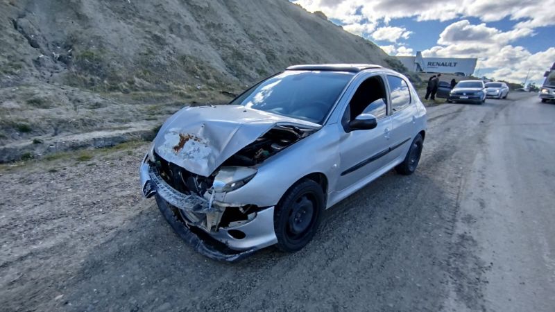 Choque, fuga y despiste sobre la Ruta 3: un auto impactó contra el guardarrail tras ser chocado por alcance