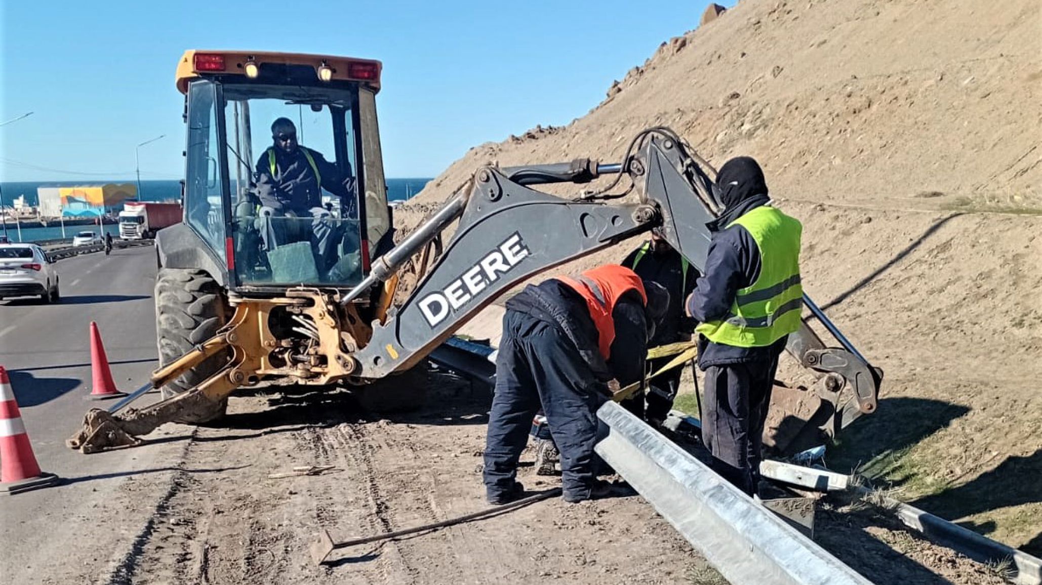 Instalan nuevos guardrails en la Ruta 3 tras el choque frente al Cenotafio