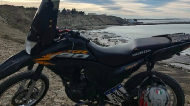 Le robaron la moto de madrugada en el complejo Las Torres y pide ayuda comunitaria para hallarla
