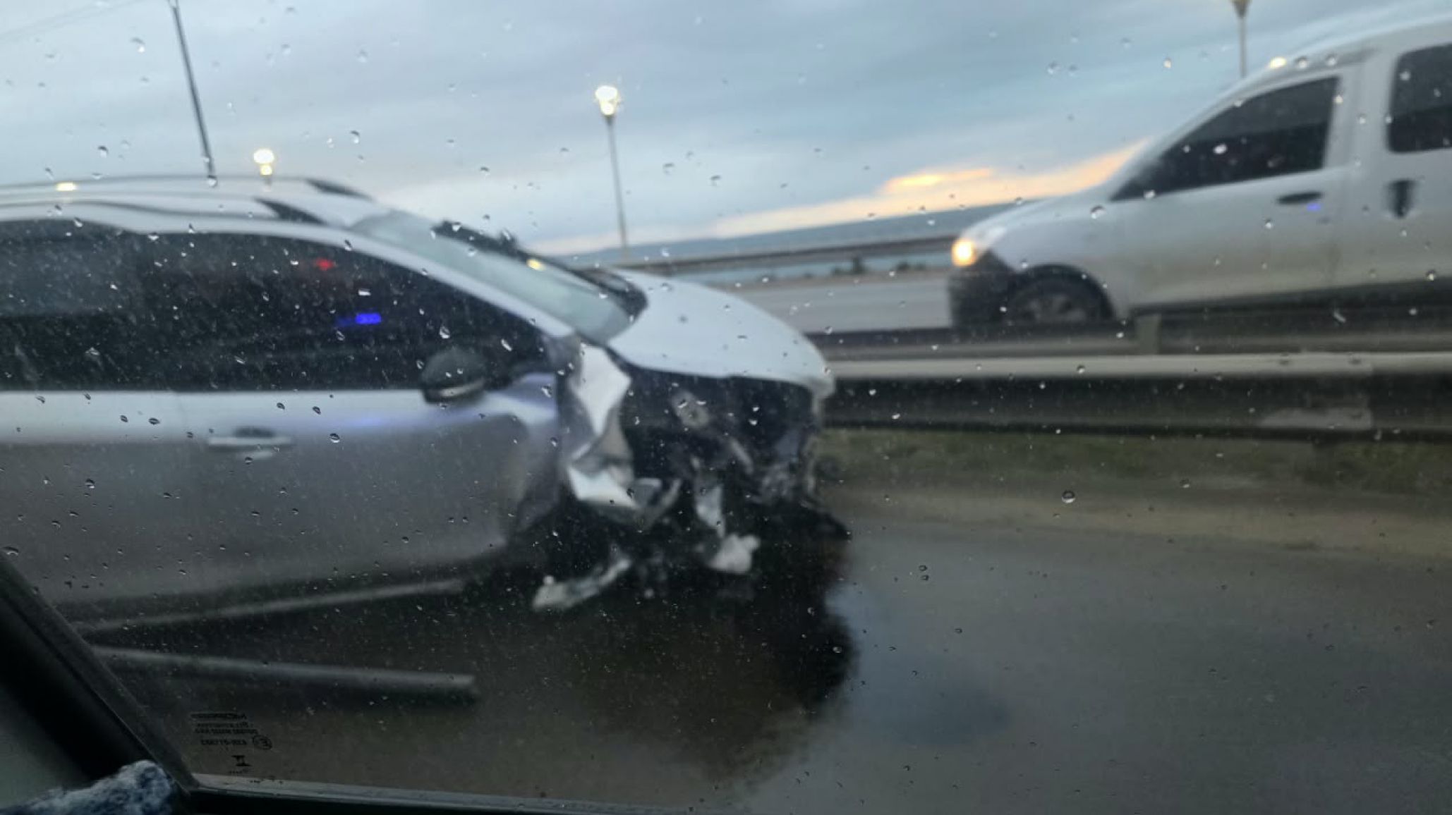 Se le salió una rueda en plena Ruta 3, perdió el control y chocó contra otro auto