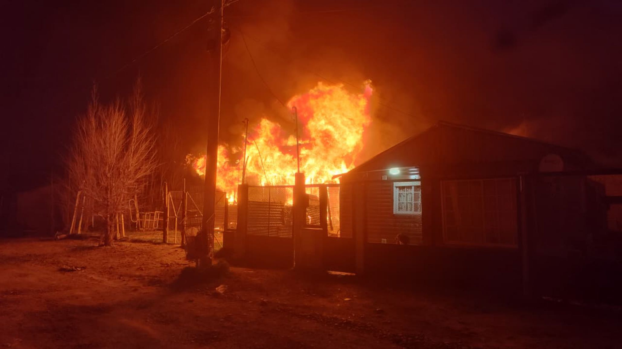 Voraz incendio destruyó una vivienda y una familia fue rescatada