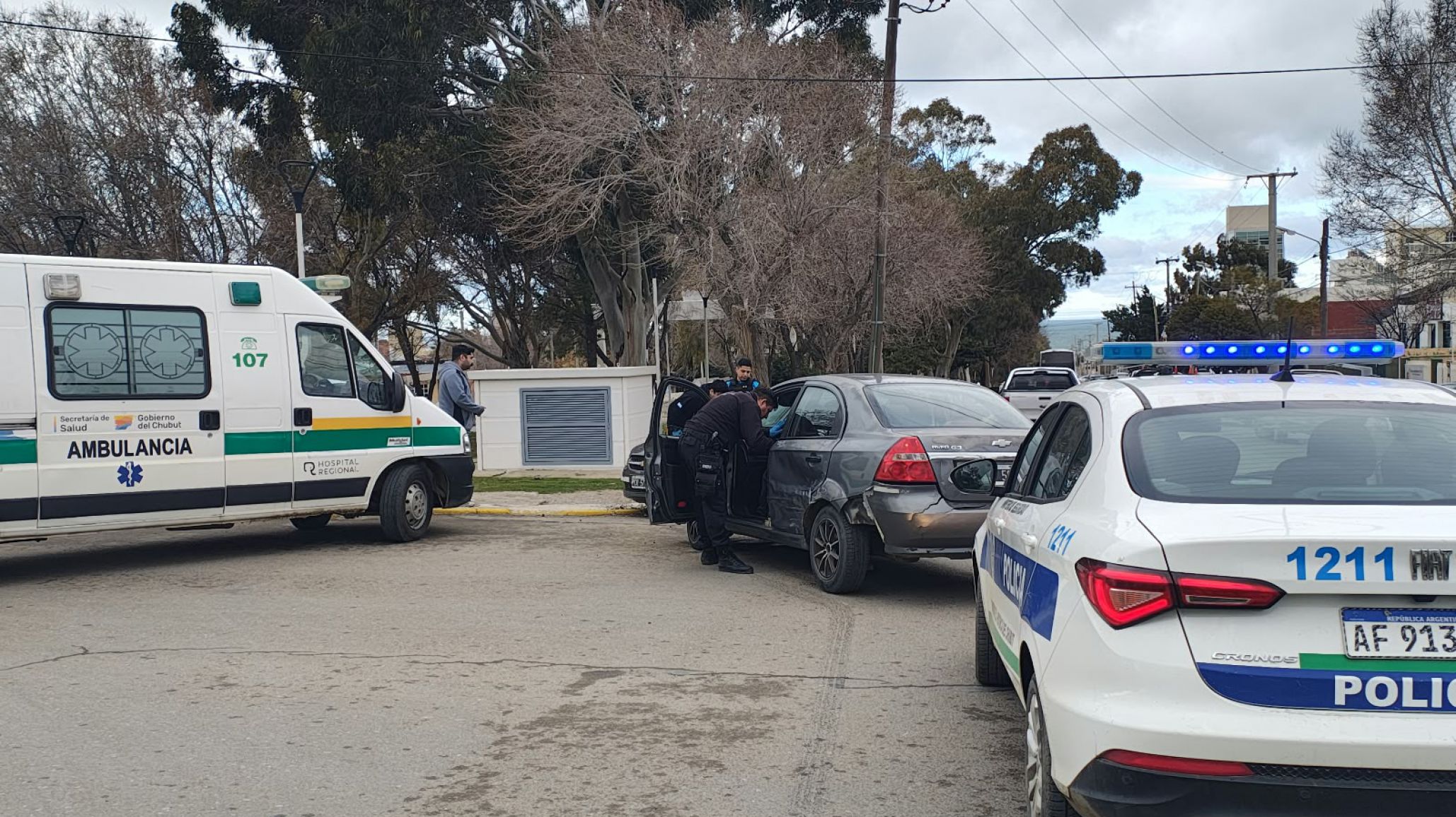 Fuerte accidente en el centro de Comodoro dejó personas heridas