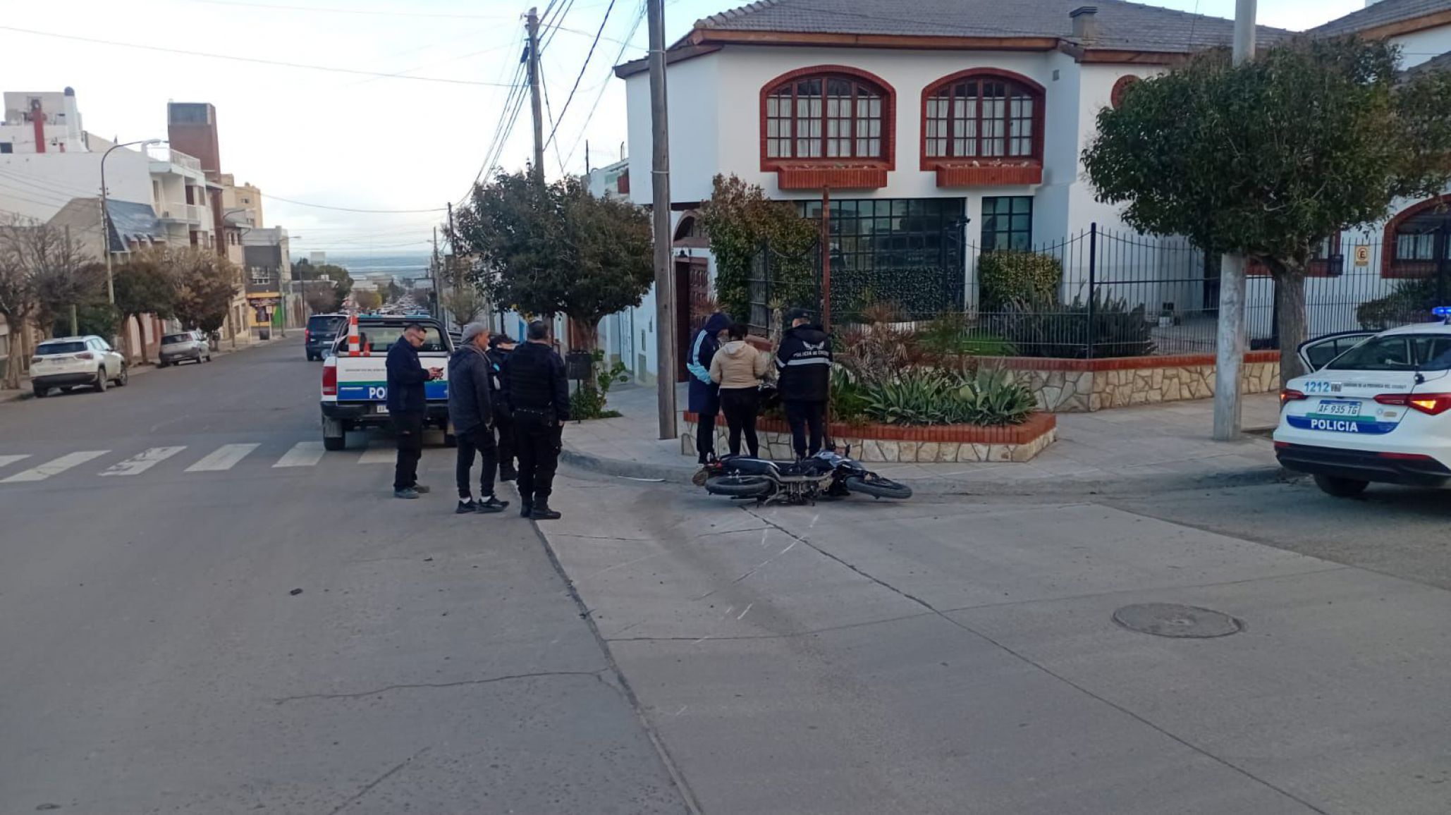 Choque y traslado al hospital: una motociclista herida tras una colisión en Saavedra y Sarmiento