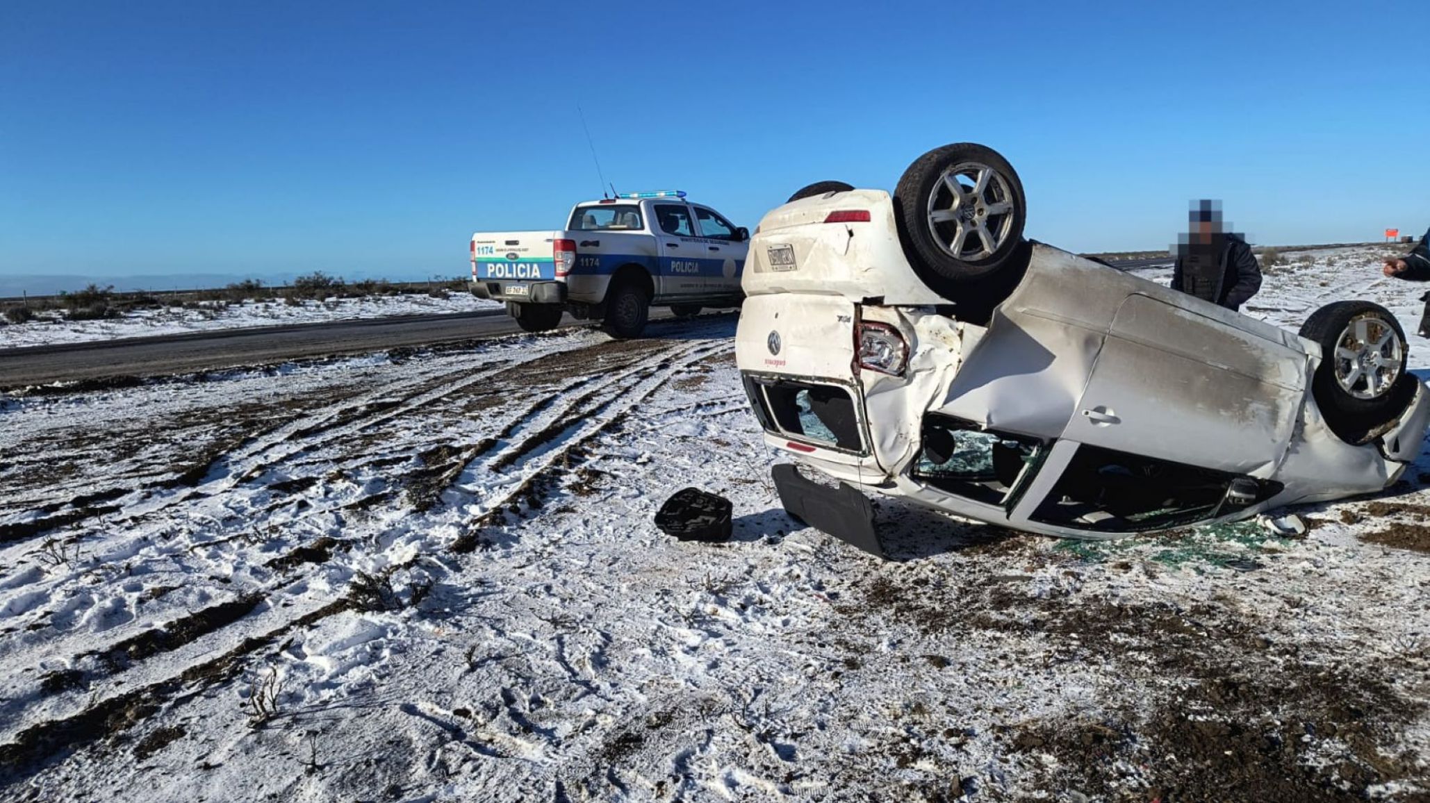 Vuelco en la Ruta 3: un Volkswagen Fox despistó por la nieve y sus ocupantes salieron ilesos