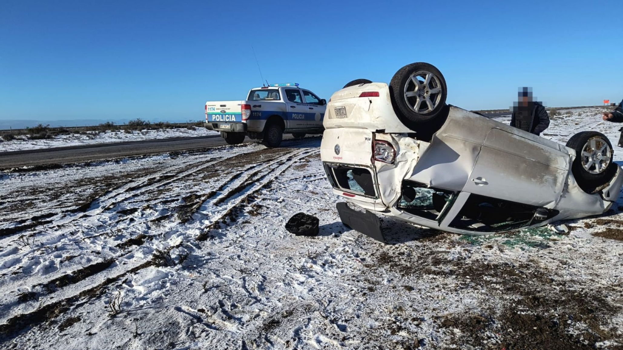 Vuelco en la Ruta 3: un Volkswagen Fox despistó por la nieve y sus ocupantes salieron ilesos