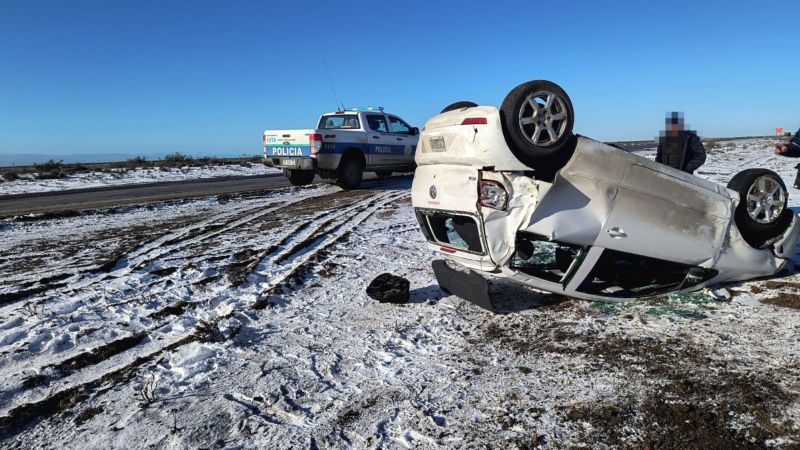 Vuelco en la Ruta 3: un Volkswagen Fox despistó por la nieve y sus ocupantes salieron ilesos
