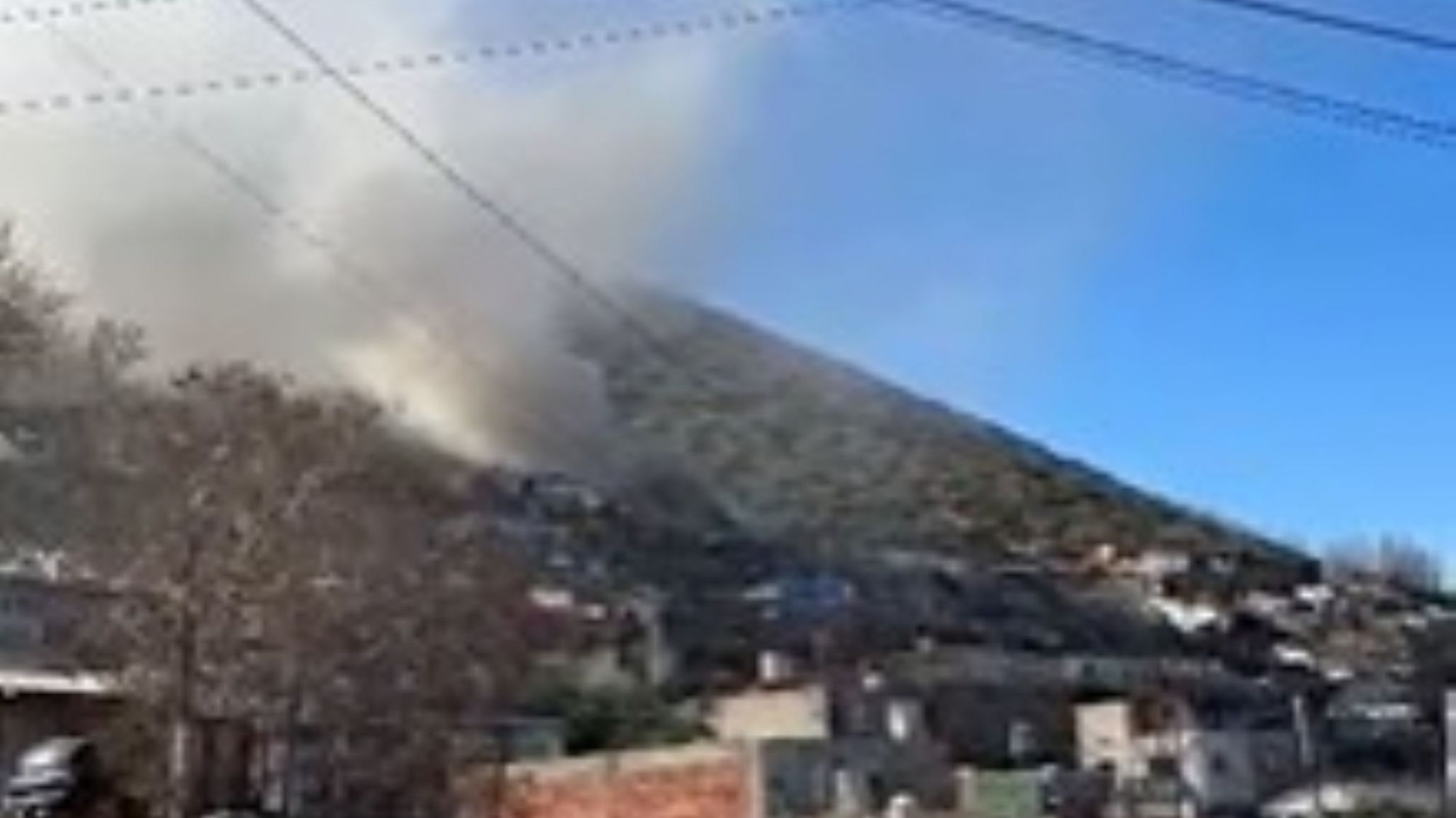 Incendio en Comodoro: una vivienda quedó destruida por completo en el barrio Las Flores