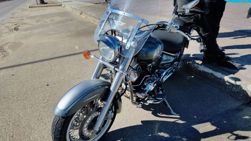 Susto en la costanera: despistó en moto, sufrió fuertes golpes y descubrieron que manejaba sin registro
