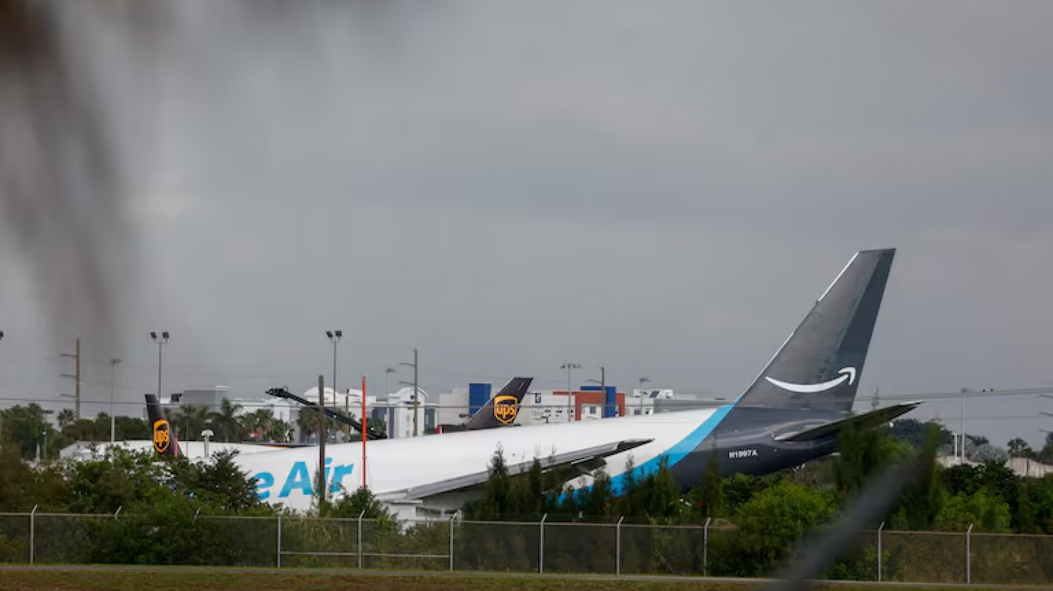 Un avión de carga de Amazon se estrelló en el aeropuerto de Miami: suspendieron todos los vuelos