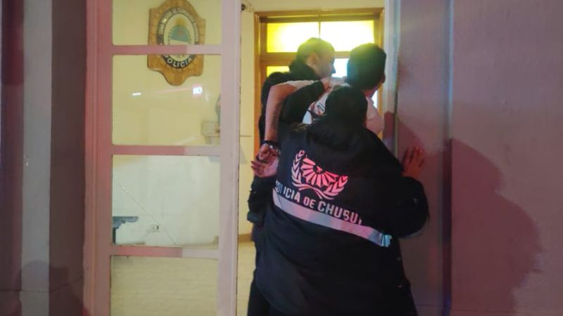 Lo echaron de un boliche, quiso pelear con policías y terminó detenido