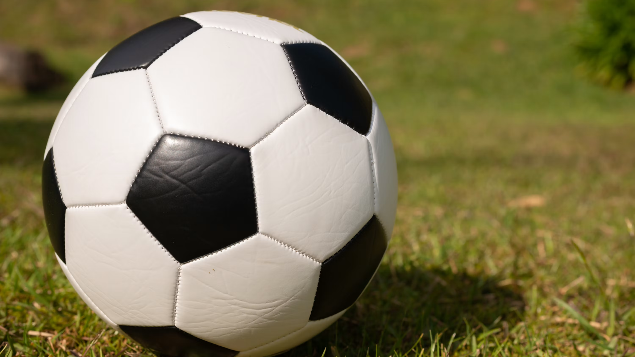 Un hombre murió tras descompensarse mientras jugaba un partido de fútbol amateur