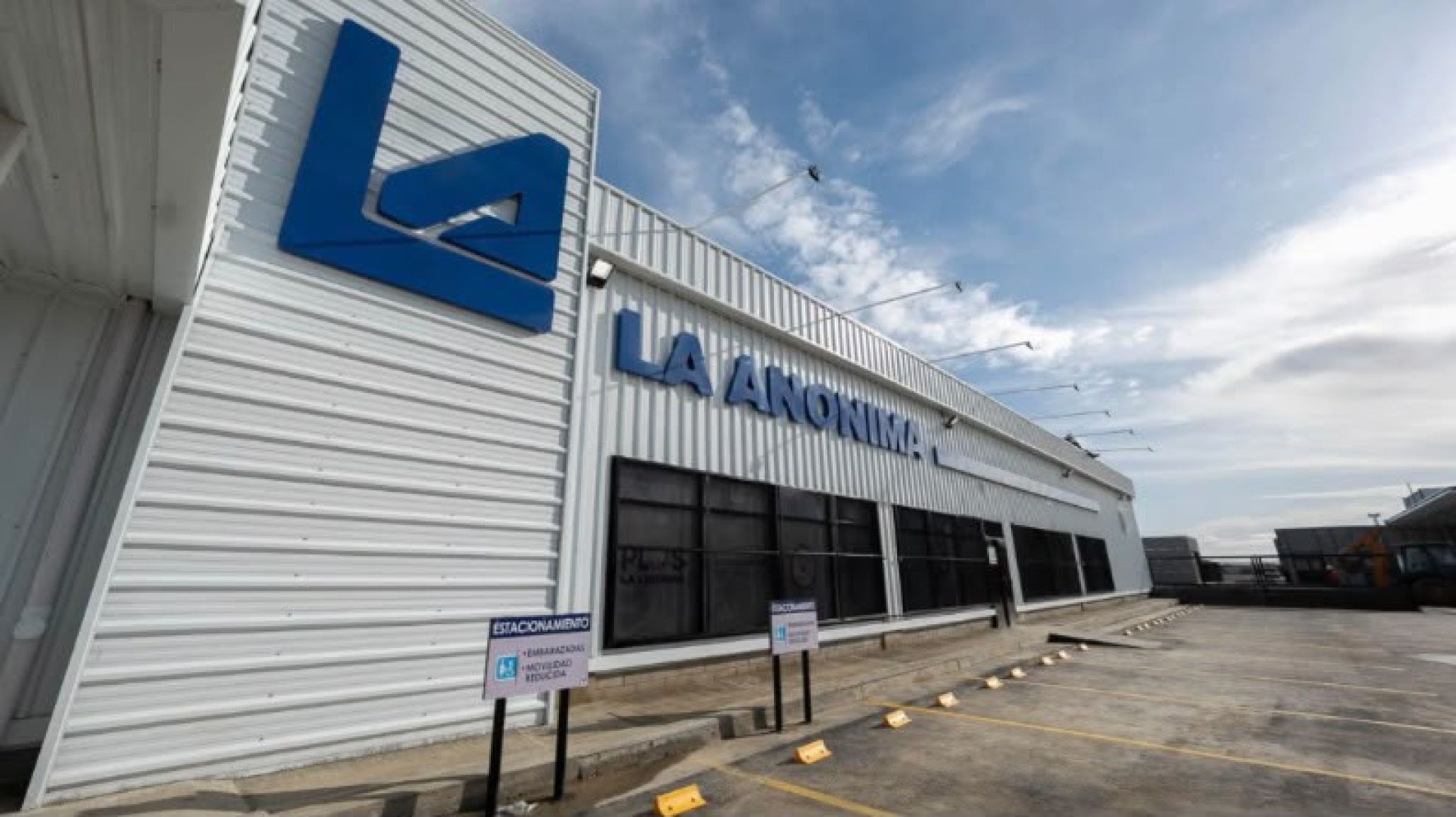 Reclamo en La Anónima: una sola caja y una hora de fila