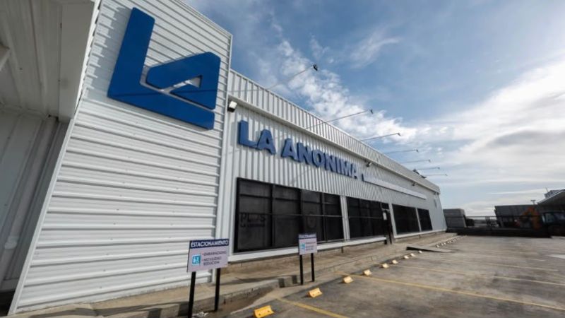 Reclamo en La Anónima: una sola caja y una hora de fila