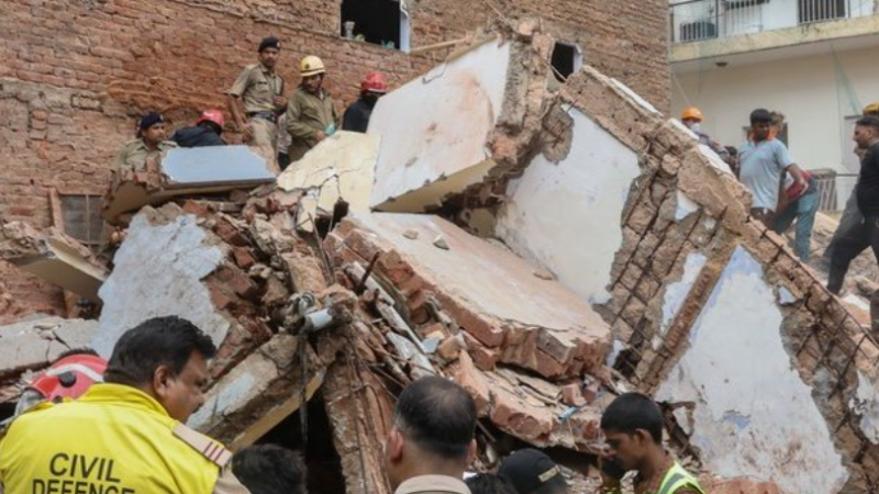 Tragedia en la India: se derrumbó un hostal universitario y dejó al menos siete muerto