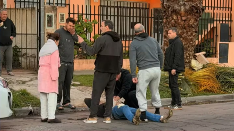 Balearon a un policía retirado cuando dejaba a su hija en la escuela