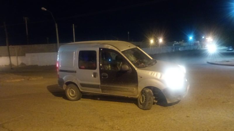 Dos autos terminaron con graves daños por un pozo en una avenida