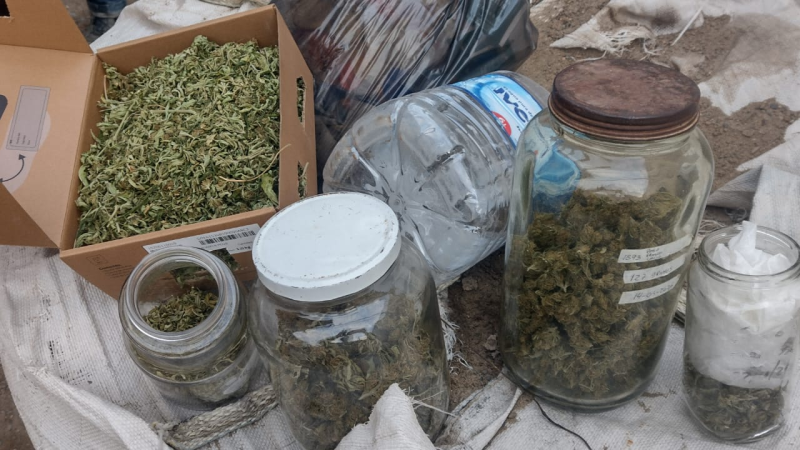 Discutió con su pareja, tiró sus pertenencias a la calle y la Policía encontró frascos con cogollos de cannabis