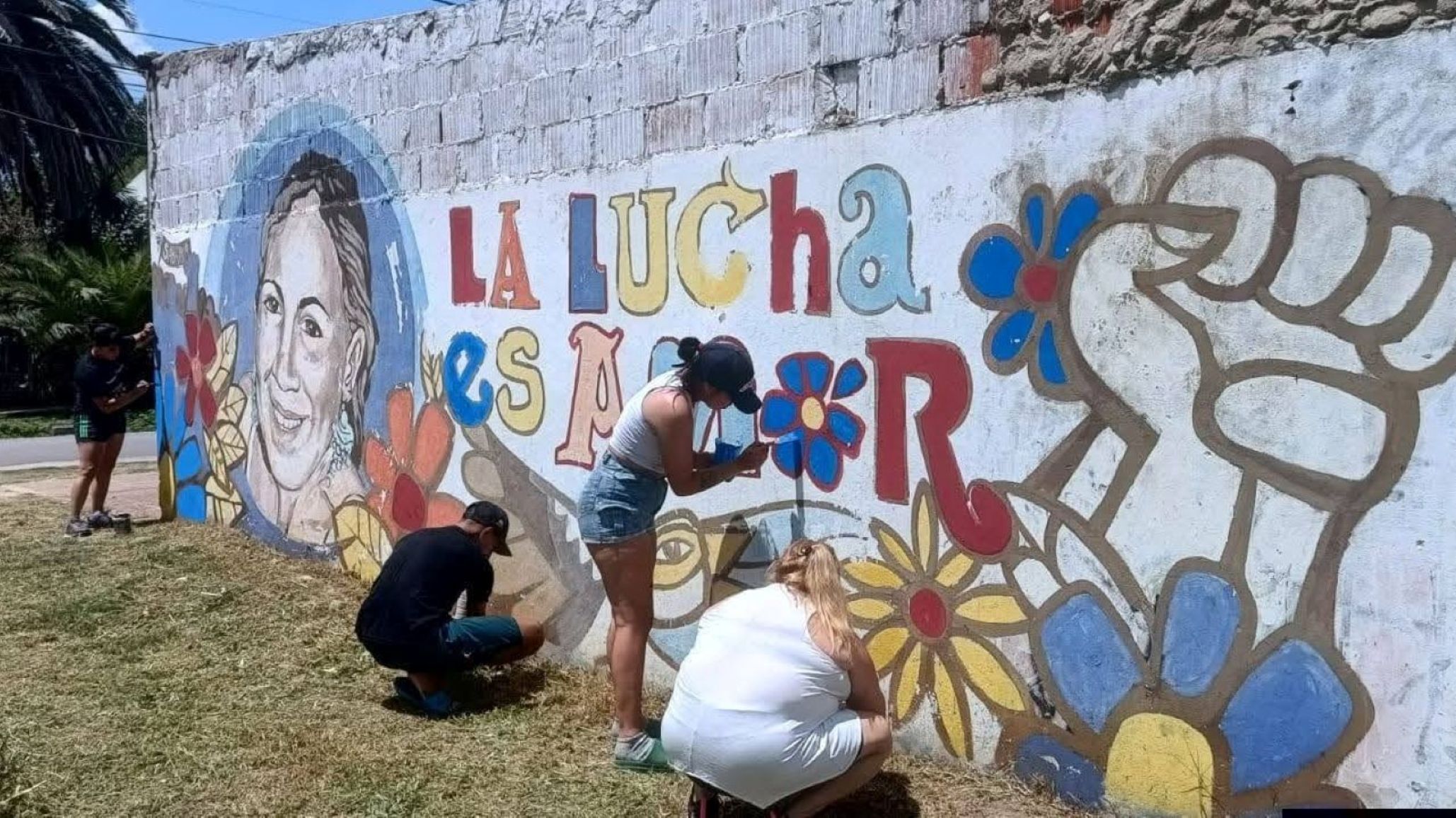Estuvo casi diez años prófugo y vivía con una identidad falsa en Chubut: restauraron el mural de la mujer que asesinó