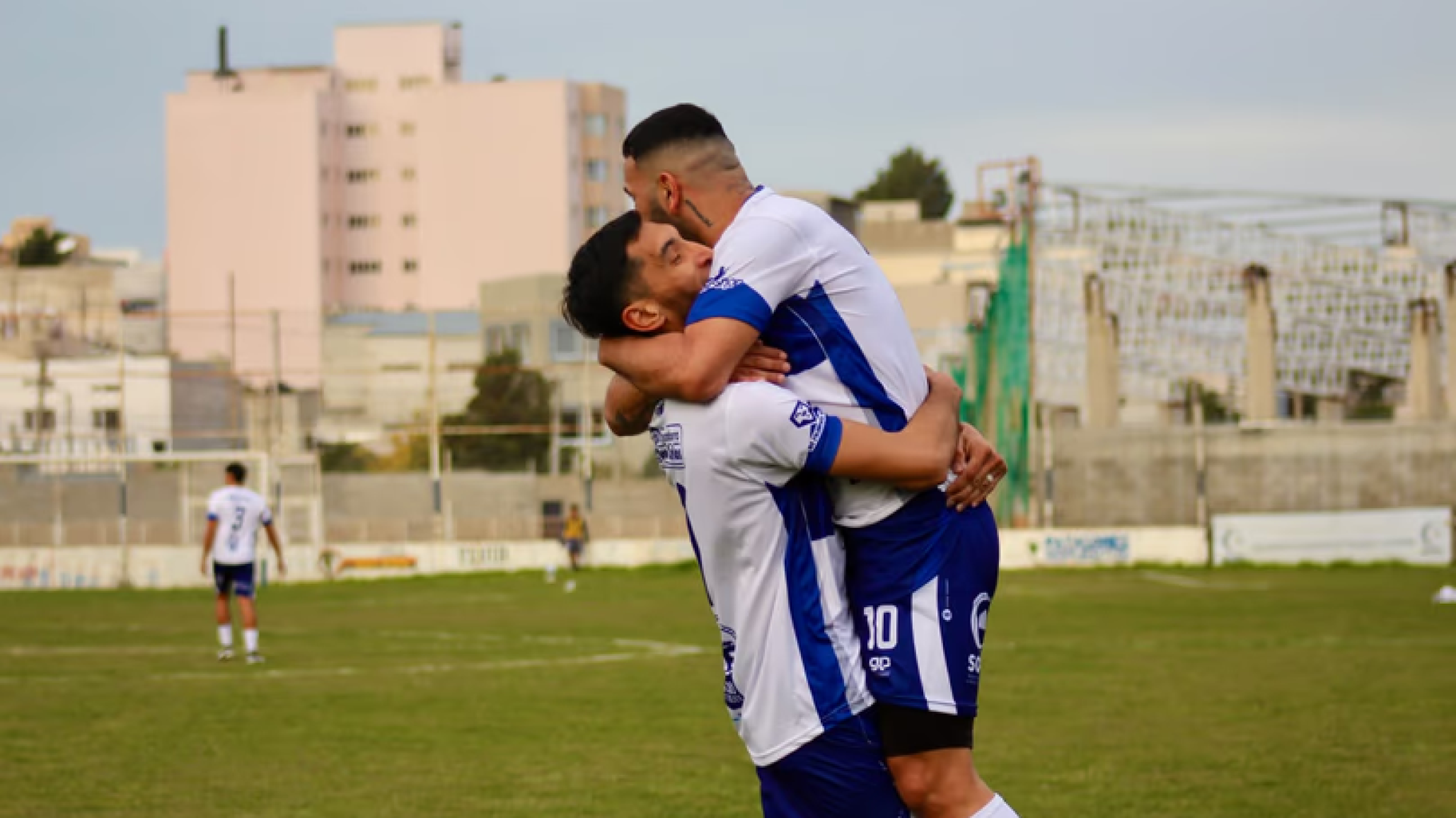 Newbery lo dio vuelta sobre el final y quedó como único puntero