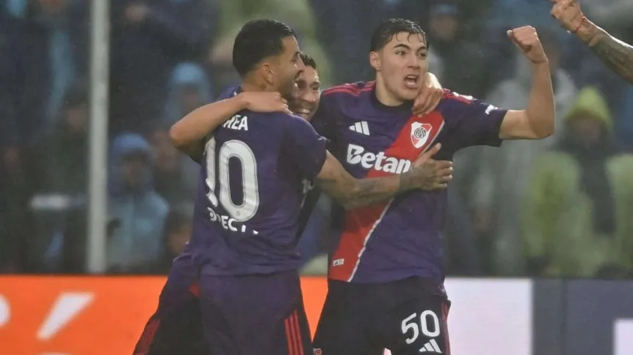 River se impuso 2-1 ante Atlético Tucumán en un final agónico