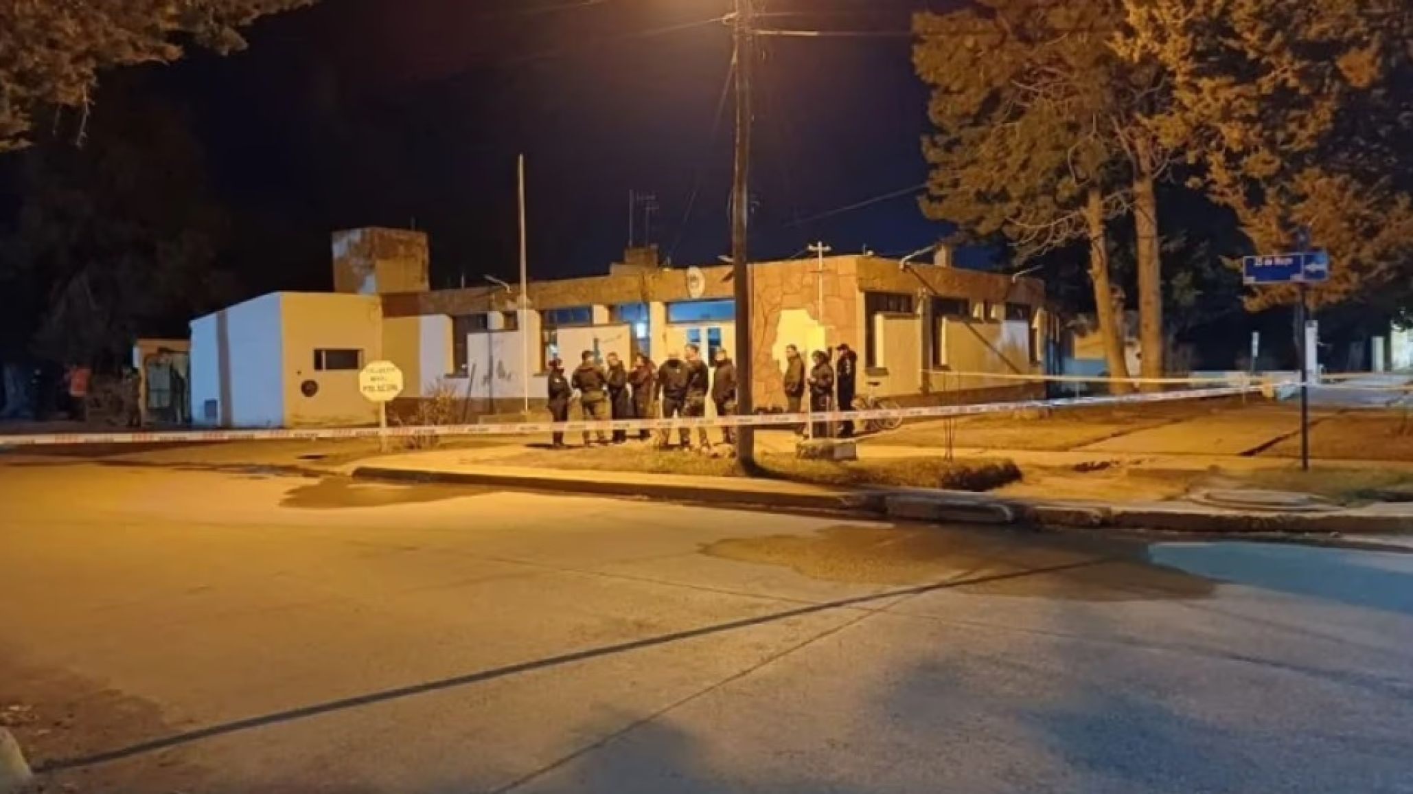 Motín en Santa Cruz: diez personas hospitalizadas y dos muertos tras un incendio en la Comisaría Primera