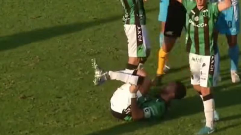 Terrible lesión en el ascenso: una patada criminal le dejó el pie colgando