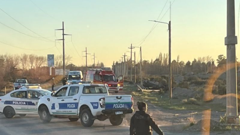 Accidente fatal en Trelew: chocó contra una columna, volcó y murió