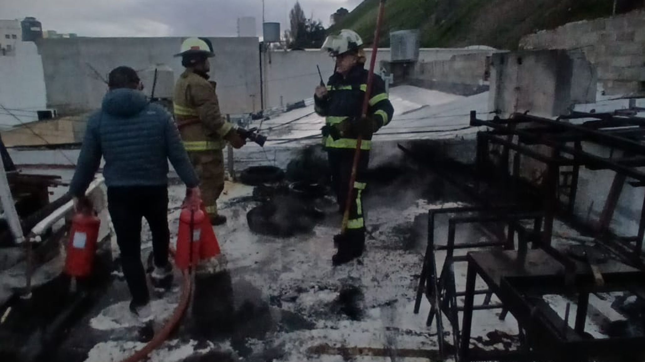 Bomberos sofocaron un incendio en el techo de una concesionaria de motos