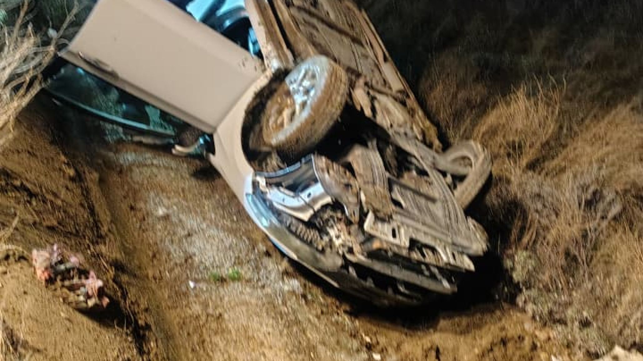 Un joven volcó con su auto camino a Roque González y fue trasladado al hospital