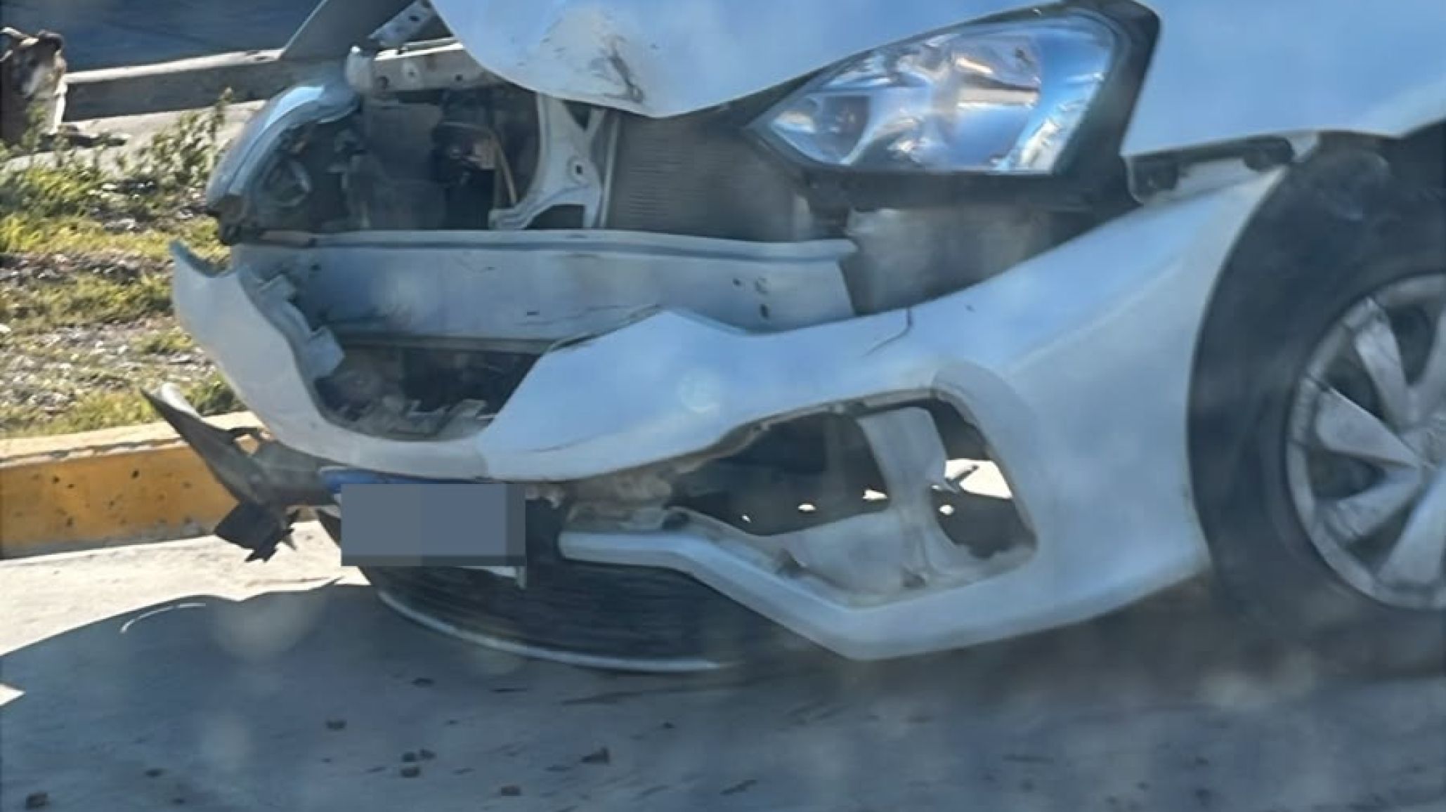Fuerte choque entre dos vehículos a la salida de la villa balnearia