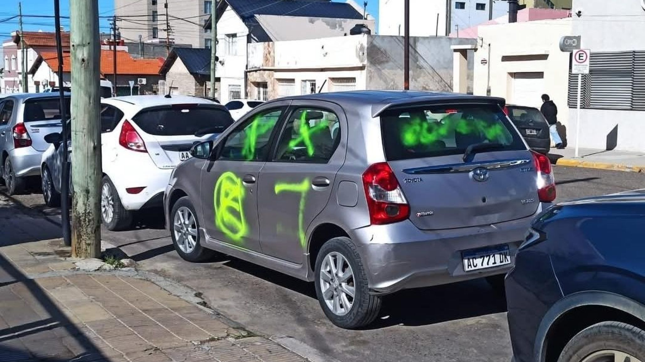 Comodoro: dejó el auto frente a un portón y se lo "devolvieron" pintado con un irónico "Feliz martes"