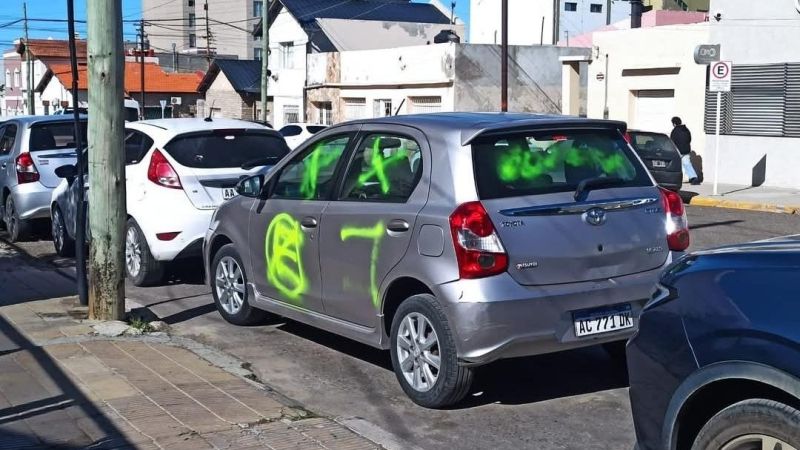 Comodoro: dejó el auto frente a un portón y se lo "devolvieron" pintado con un irónico "Feliz martes"