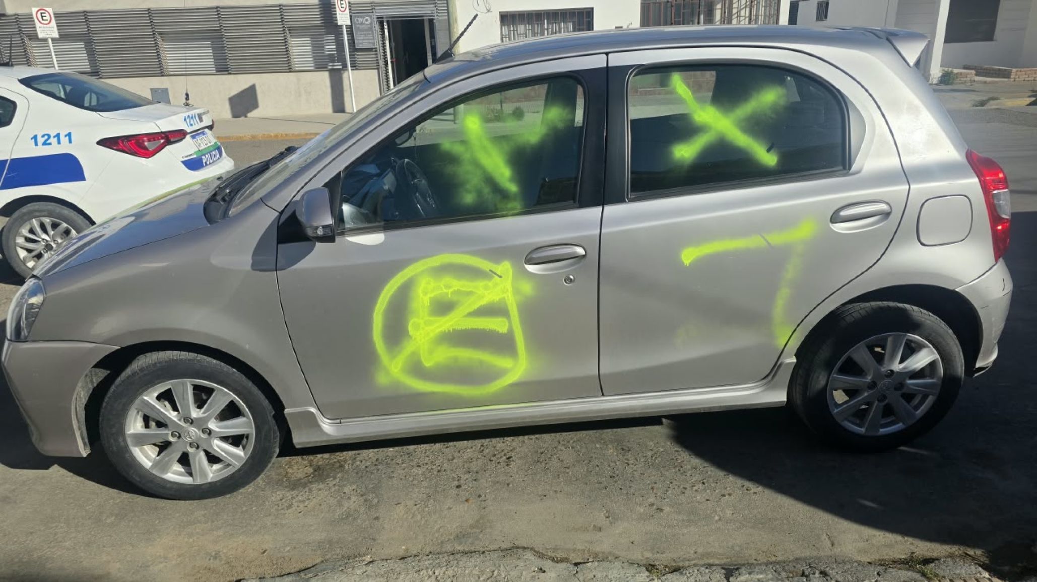 Dejó el auto estacionado desde la mañana y se lo encontró pintado de verde: identificaron a la presunta autora