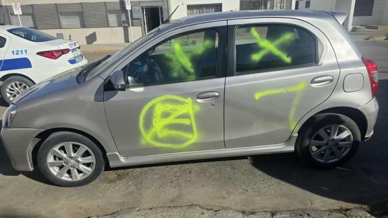 Dejó el auto estacionado desde la mañana y se lo encontró pintado de verde: identificaron a la presunta autora