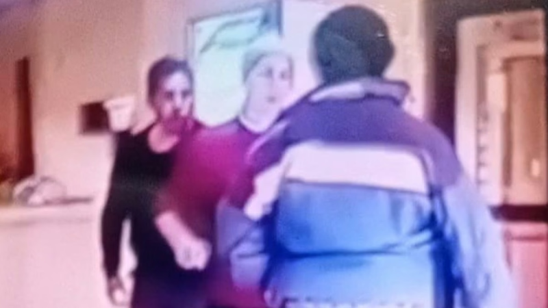 Un intendente estuvo a punto de ser apuñalado y su esposa lo salvó